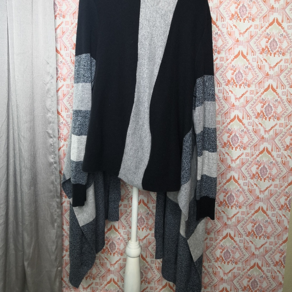 Neiman Marcus Medium Open Front Cashmere Wrap - Picture 6 of 7